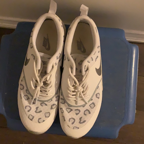 Woman’s nikes - Picture 2 of 2